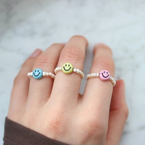 Kleine Smiley Ringe Süßwasserperlen handmade happy face glücklich Stapelringe bunt Glücksbringer Perlenringe boho Bild 7