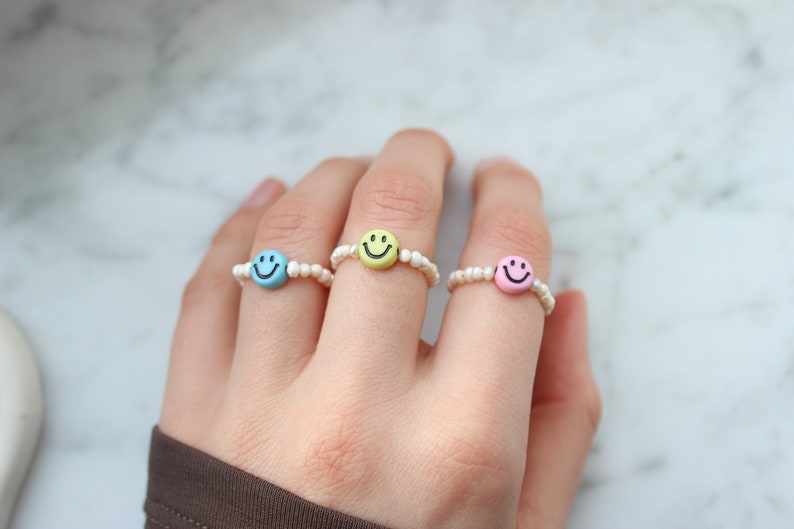 Kleine Smiley Ringe Süßwasserperlen handmade happy face glücklich Stapelringe bunt Glücksbringer Perlenringe boho Bild 7