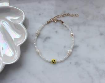 Smiley Süßwasserperlenarmband | freshwater pearls | weiße Perlen | happy face | Glücksbringer | Freundschaftsarmband | Perlenarmband