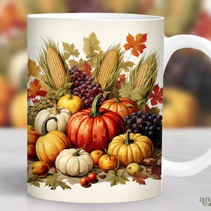Puede incluir: Taza de cerámica blanca con una escena de cosecha de otoño colorida. El diseño presenta calabazas, calabacines, maíz, uvas y hojas de otoño.