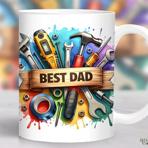 Puede incluir: Taza de cerámica blanca con un diseño colorido de herramientas y el texto "BEST DAD".