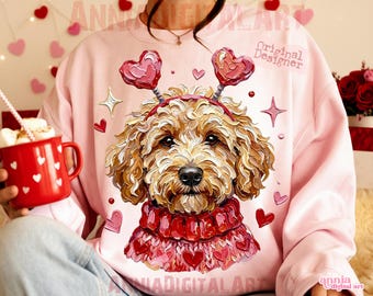 Puede incluir: Una sudadera rosa claro con una ilustración detallada de un perro marrón y esponjoso que lleva una diadema roja en forma de corazón y un suéter rojo con detalles de corazón. El diseño incluye corazones y estrellas. Las palabras "Original Designer" son visibles.