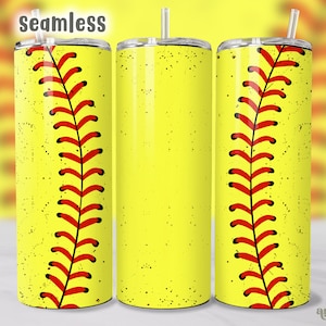 Könnte beinhalten: Drei gelbe und rote Edelstahlbecher mit einem Softball-Stichmuster. Die Becher sind nahtlos und haben einen Used-Look.