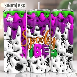 Pode incluir: Design de sublimação sem costura para um copo com um padrão de pintura pingando roxo, verde e branco com fantasmas, morcegos e esqueletos. O texto "Spooky Vibes" está escrito em letras rosa e laranja.
