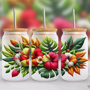 Op de afbeelding: Drie transparante glazen bekers met bamboe deksels en metalen rietjes. Elke beker heeft een kleurrijk tropisch bloemenontwerp met hibiscusbloemen, groene bladeren en oranje accenten.