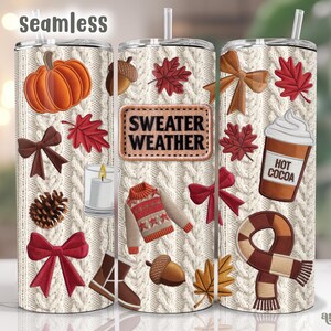Pode incluir: Um copo branco com um padrão de malha e ilustrações com tema de outono. O copo apresenta uma abóbora, folhas, um cachecol, uma xícara de chocolate quente e o texto "Sweater Weather".