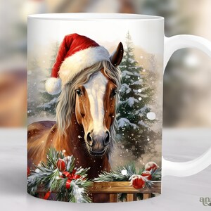 Peut inclure: Un cheval brun et blanc portant un bonnet de Père Noël rouge se tient dans un décor de forêt enneigée. Le cheval regarde directement le spectateur. Le cheval est entouré de branches de pin vertes et de nœuds rouges.