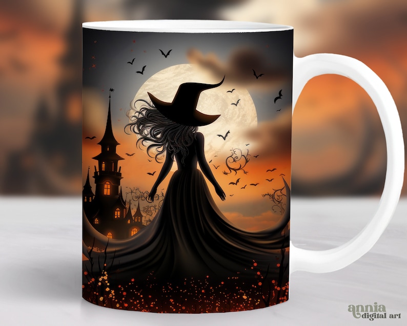 K&ouml;nnte beinhalten: Eine wei&szlig;e Keramiktasse mit einer schwarzen Silhouette einer Hexe, die vor einem Vollmond und einem Spukhaus steht. Die Hexe tr&auml;gt einen spitzen Hut und ein langes, flie&szlig;endes Kleid. Der Hintergrund ist ein dunkelorangefarbener und violetter Farbverlauf.