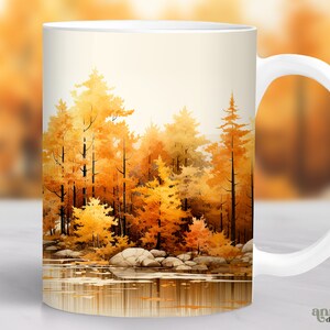 Peut inclure: Une tasse en céramique blanche avec un motif d'une forêt d'automne colorée imprimé dessus. La scène représente une variété d'arbres aux feuilles orange, jaunes et brunes. La tasse a une anse blanche.