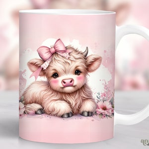 Pu&ograve; includere: Una tazza in ceramica rosa con manico bianco presenta una simpatica illustrazione di un vitello soffice di colore marrone chiaro con un fiocco rosa. Il vitello &egrave; sdraiato con la testa girata di lato. Lo sfondo &egrave; rosa tenue con fiori rosa.