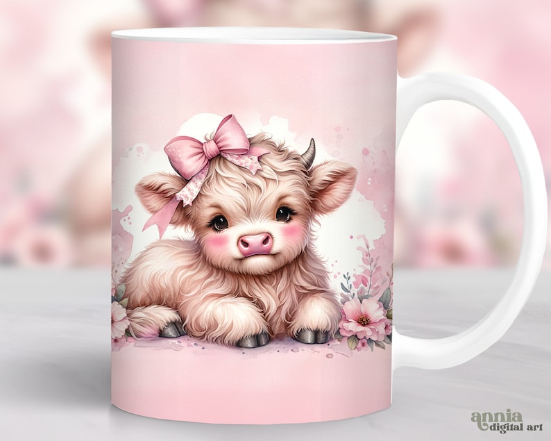 Pu&ograve; includere: Una tazza in ceramica rosa con manico bianco presenta una simpatica illustrazione di un vitello soffice di colore marrone chiaro con un fiocco rosa. Il vitello &egrave; sdraiato con la testa girata di lato. Lo sfondo &egrave; rosa tenue con fiori rosa.