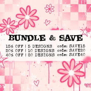 Pu&ograve; includere: Grafica di arte digitale rosa con il testo "BUNDLE & SAVE". L'immagine presenta fiori rosa, stelle e cuori su uno sfondo a scacchi. Le offerte includono il 15%, 20% e 40% di sconto per diversi pacchetti di design. Il nome dell'artista &egrave; nell'angolo in basso a destra.