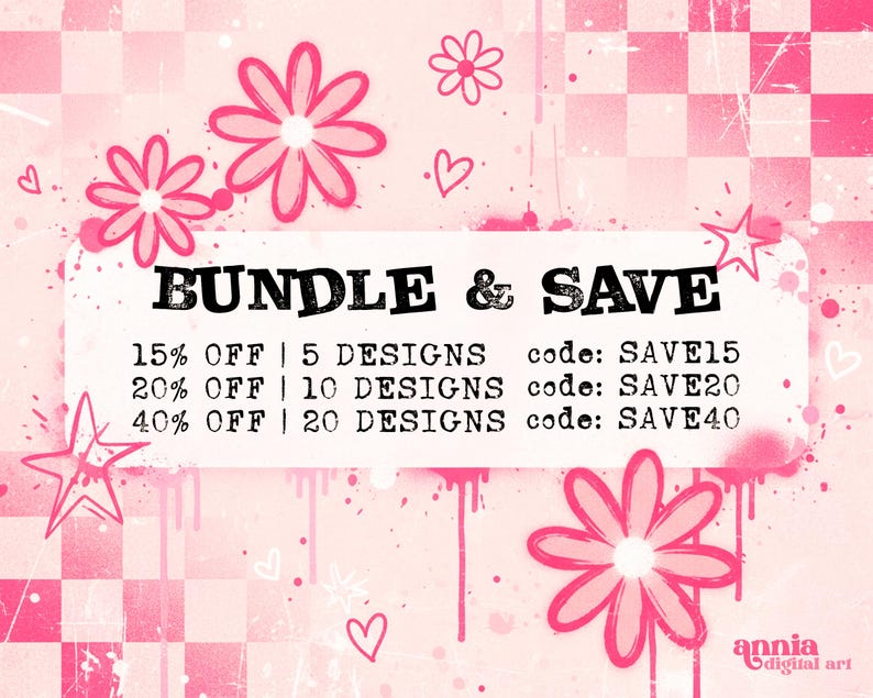 Pu&ograve; includere: Grafica di arte digitale rosa con il testo "BUNDLE & SAVE". L'immagine presenta fiori rosa, stelle e cuori su uno sfondo a scacchi. Le offerte includono il 15%, 20% e 40% di sconto per diversi pacchetti di design. Il nome dell'artista &egrave; nell'angolo in basso a destra.
