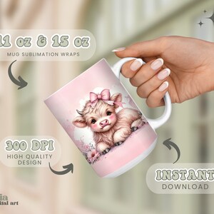 Pu&ograve; includere: Un design di involucro di sublimazione per tazza rosa con una simpatica mucca Highland di cartone animato con un fiocco rosa. Il design &egrave; a 300 DPI e include le dimensioni della tazza da 11 oz e 15 oz.