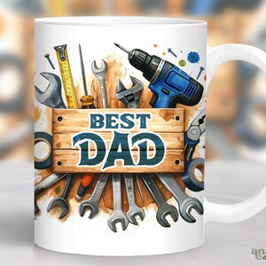 Puede incluir: Taza de cerámica blanca con asa. La taza presenta una ilustración colorida de herramientas, incluyendo llaves, destornilladores y un taladro. El texto "BEST DAD" está escrito en un letrero de madera en el centro de la taza.