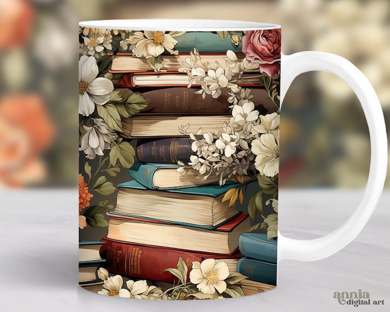 Op de afbeelding: Een witte keramische mok met een kleurrijk ontwerp met een stapel vintage boeken versierd met delicate witte bloemen en groene bladeren. De mok heeft een witte handgreep.