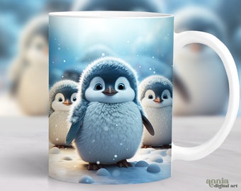 Puede incluir: Una taza de cerámica blanca con una imagen colorida de tres pingüinos en un paisaje invernal nevado. Los pingüinos son de estilo de dibujos animados y tienen plumas esponjosas azules y blancas. La taza tiene un asa blanca.