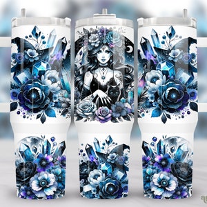 Puede incluir: Un vaso de acero inoxidable blanco con un diseño floral negro y azul que presenta una bruja, cristales y un gato negro. El diseño incluye una luna creciente y estrellas.