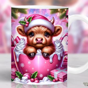 Peut inclure: Une tasse en céramique blanche avec un motif rose et blanc représentant une vache des Highlands de dessin animé portant un chapeau de Père Noël et tenant une tasse de chocolat chaud avec de la crème fouettée. La tasse a un thème de Noël festif.