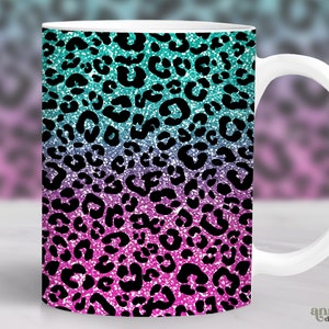 Può includere: Tazza in ceramica bianca con un design a stampa leopardata in bianco e nero. La stampa presenta un gradiente di colori turchese, viola e rosa.