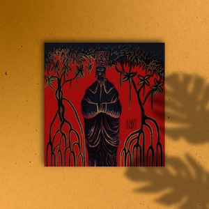 Puede incluir: Una ilustración en negro y dorado de una persona con una corona y una túnica de pie frente a un fondo rojo con árboles y raíces negros. La persona está de pie con los brazos cruzados y mirando hacia adelante.