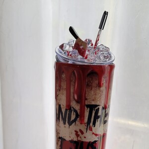 Puede incluir: Un vaso de acero inoxidable rojo y blanco con un diseño de sangre goteando y el texto "And then I just snapped".