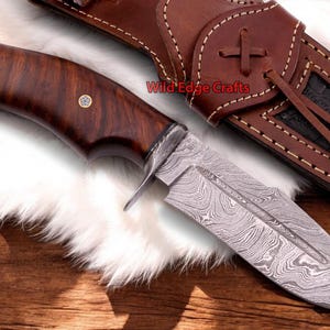 Handgefertigtes Kürschner Jagdmesser aus Damast-Stahl | Rosenholzgriff | Personalisiert | Weihnachten | Neujahr | Geburtstag bestes Geschenk für ihn, Vater