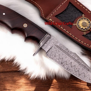 Handgefertigtes Kürschner Jagdmesser aus Damast-Stahl | Rosenholzgriff | Personalisiert | Weihnachten | Neujahr | Geburtstag bestes Geschenk für ihn, Vater