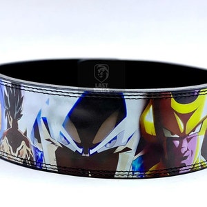 Puede incluir: Un cintur&oacute;n de cuero negro con un estampado de anime colorido que presenta personajes de Dragon Ball Z. El estampado incluye a Goku, Vegeta y Freezer.