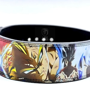 Puede incluir: Un cintur&oacute;n de levantamiento de pesas negro con un estampado de anime colorido con personajes de Dragon Ball Z. El cintur&oacute;n tiene una correa de cuero negro con costuras blancas y una hebilla plateada. El estampado presenta a Goku, Vegeta y otros personajes de la serie de anime.