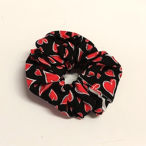 Coletero con corazones de San Valentín en negro - Pequeño, Mediano, Grande, Extra grande - Coletero navideño; hecho a mano