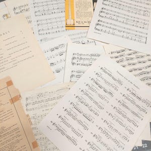 Partituras de música vintage en varios tamaños