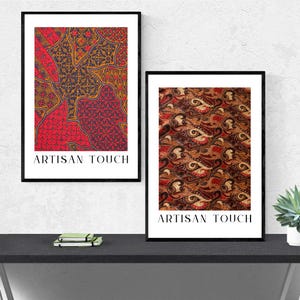Op de afbeelding: Twee ingelijste kunstdrukken met zwarte frames. De linkse print heeft een rood en goud patroon, terwijl de rechtse print een bruin en rood ontwerp toont. Beide prints hebben de tekst "ARTISAN TOUCH" onderaan.