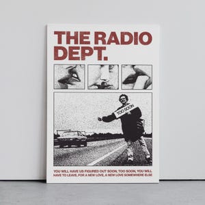 以下が含まれることがあります： 赤色の「THE RADIO DEPT.」という文字が書かれた白黒のポスター。ポスターには、人の顔の白黒写真が3枚と、「TOO SOON」と書かれた看板を持った人の白黒写真が1枚掲載されている。ポスターには、「YOU WILL HAVE US FIGURED OUT SOON, TOO SOON, YOU WILL HAVE TO LEAVE, FOR A NEW LOVE, A NEW LOVE SOMEWHERE ELSE.」という文章も書かれている。