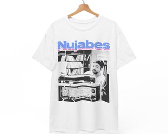 NUJABES (ジュン・セバ) ファンアート Tシャツ、ヒップホップ Tシャツ、ロフィ Tシャツ、チルホップ Tシャツ、90年代ヒップホップ Tシャツ