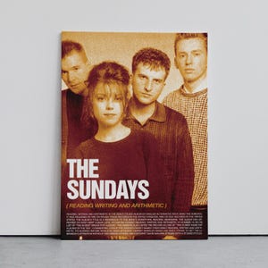 Op de afbeelding: Een sepia-getinte poster voor het album "Reading, Writing and Arithmetic" van The Sundays. De afbeelding toont vier bandleden. De naam van de band staat prominent in witte letters.