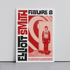 Puede incluir: Un póster rojo y blanco con el texto "FIGURE 8" y "ELLIOT SMITH" en negro. El póster presenta una foto de una persona de pie frente a una puerta roja y blanca.