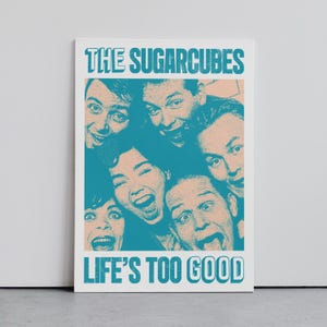 Könnte beinhalten: Ein türkisfarbenes und pfirsichfarbenes Poster mit einem Bandfoto und dem Text "THE SUGAR CUBES LIFE'S TOO GOOD".