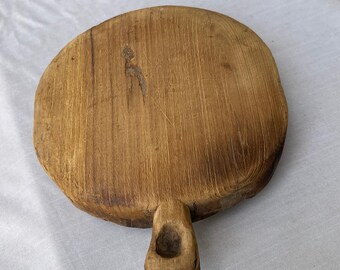 Bandeja rústica primitiva de madeira, peça central artesanal em madeira maciça, suporte para mesa de fazenda ou balcão de cozinha.