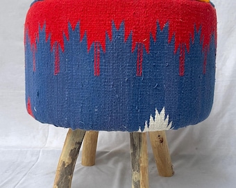 Taburete otomano Kilim hecho a mano, puf con alfombra tribal, patas de madera, decoración ecléctica