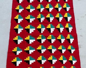 Alfombra Dhurrie tribal vintage tejida a mano: tejido plano de lana del suroeste con diseño geométrico rojo