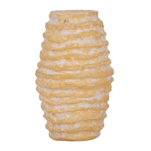 Op de afbeelding: Een getextureerde, geel en witte vaas met een cilindrische vorm. De vaas heeft een reeks horizontale, golvende ribbels die een uniek, organisch ontwerp creëren. Het neutrale kleurenpalet maakt het geschikt voor diverse interieurstijlen.