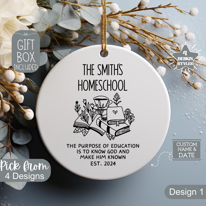 K&ouml;nnte beinhalten: Wei&szlig;er Keramik-Anh&auml;nger mit schwarzem Text und Illustrationen. Der Text lautet "The Smith's Homeschool, The purpose of education is to know God and make Him known, Est. 2024". Die Illustration zeigt B&uuml;cher, eine Tasse Kaffee und Blumen.