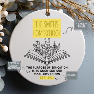 K&ouml;nnte beinhalten: Ein wei&szlig;er runder Anh&auml;nger mit einem gelben Rechteck, auf dem "The Smith's Homeschool" steht.  Der Anh&auml;nger zeigt eine Schwarzwei&szlig;illustration eines offenen Buches, aus dem Blumen wachsen.  Der Text "The purpose of education is to know God and make him known" ist unter dem Buch gedruckt.  Der Text "Est. 2024" ist unter dem Zweck-Statement gedruckt.  Der Text "1 Family Name" ist in der oberen rechten Ecke des Anh&auml;ngers gedruckt.  Der Text "2 Date" ist in der unteren rechten Ecke des Anh&auml;ngers gedruckt.  Der Text "3 Optional Mission Statement" ist in der unteren linken Ecke des Anh&auml;ngers gedruckt.