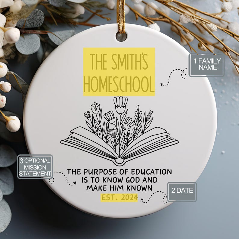 K&ouml;nnte beinhalten: Ein wei&szlig;er runder Anh&auml;nger mit einem gelben Rechteck, auf dem "The Smith's Homeschool" steht.  Der Anh&auml;nger zeigt eine Schwarzwei&szlig;illustration eines offenen Buches, aus dem Blumen wachsen.  Der Text "The purpose of education is to know God and make him known" ist unter dem Buch gedruckt.  Der Text "Est. 2024" ist unter dem Zweck-Statement gedruckt.  Der Text "1 Family Name" ist in der oberen rechten Ecke des Anh&auml;ngers gedruckt.  Der Text "2 Date" ist in der unteren rechten Ecke des Anh&auml;ngers gedruckt.  Der Text "3 Optional Mission Statement" ist in der unteren linken Ecke des Anh&auml;ngers gedruckt.