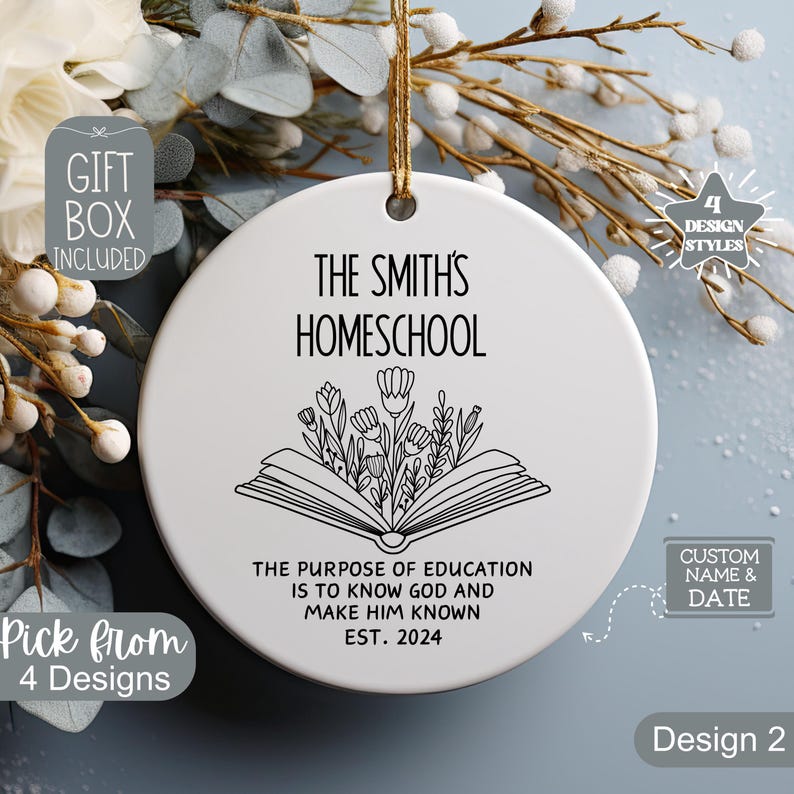K&ouml;nnte beinhalten: Wei&szlig;er Keramik-Anh&auml;nger mit schwarzem Text und einem Blumenmuster. Der Text lautet "The Smith's Homeschool, The purpose of education is to know God and make Him known, Est. 2024".