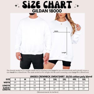 以下が含まれることがあります： 白のGildan 18000ユニセックスクルーネックトレーナーのサイズチャート。Sから5XLまでの幅、長さ、袖丈のインチ単位の測定値を表示。モデルはトレーナーを着ています。