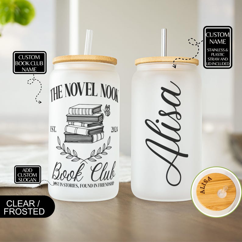 K&ouml;nnte beinhalten: Zwei gefrostete Glasbecher mit Bambusdeckeln und Strohhalmen. Ein Becher zeigt den Text "The Novel Nook Book Club" mit einem Stapel B&uuml;cher und einem floralen Design. Der andere Becher tr&auml;gt den Namen "Alisa" in Kursivschrift.