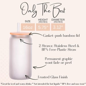K&ouml;nnte beinhalten: Ein mattierter Glasbecher mit Bambusdeckel und zwei Strohhalmen. Der Becher hat ein Fassungsverm&ouml;gen von 16 Unzen und ist 5,75 Zoll hoch und 3,12 Zoll im Durchmesser. Der Text "Only The Best" befindet sich oben im Bild. Der Text "Ideal f&uuml;r gek&uuml;hlte und warme Getr&auml;nke. Nicht f&uuml;r hei&szlig;e Fl&uuml;ssigkeiten geeignet. BPA-frei und ungiftig." befindet sich unten im Bild.