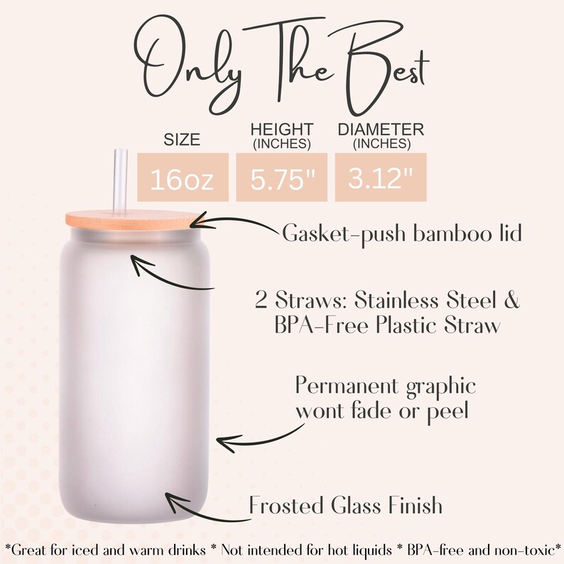 K&ouml;nnte beinhalten: Ein mattierter Glasbecher mit Bambusdeckel und zwei Strohhalmen. Der Becher hat ein Fassungsverm&ouml;gen von 16 Unzen und ist 5,75 Zoll hoch und 3,12 Zoll im Durchmesser. Der Text "Only The Best" befindet sich oben im Bild. Der Text "Ideal f&uuml;r gek&uuml;hlte und warme Getr&auml;nke. Nicht f&uuml;r hei&szlig;e Fl&uuml;ssigkeiten geeignet. BPA-frei und ungiftig." befindet sich unten im Bild.